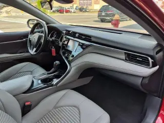 Toyota Camry 2019 SE sedán de 4 puertas