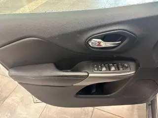 Jeep Cherokee 2019 4x4 Latitude 4dr SUV