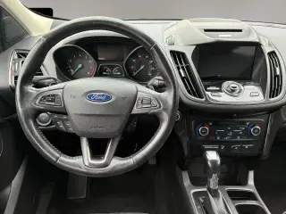Ford Escape 2017 con tracción en las fouraz y Titanium 4dr SUV