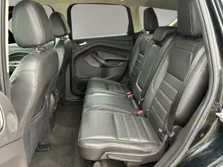 Ford Escape 2017 con tracción en las fouraz y Titanium 4dr SUV