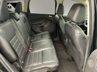 Ford Escape 2017 con tracción en las fouraz y Titanium 4dr SUV