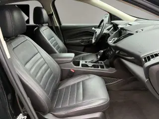 Ford Escape 2017 con tracción en las fouraz y Titanium 4dr SUV