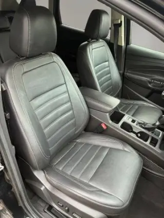 Ford Escape 2017 con tracción en las fouraz y Titanium 4dr SUV