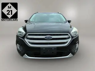 Ford Escape 2017 con tracción en las fouraz y Titanium 4dr SUV