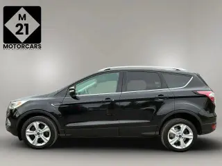 Ford Escape 2017 con tracción en las fouraz y Titanium 4dr SUV