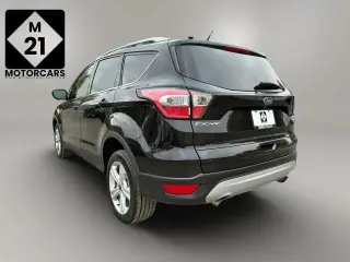 Ford Escape 2017 con tracción en las fouraz y Titanium 4dr SUV