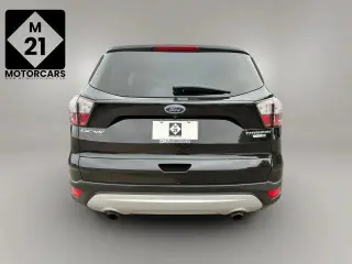 Ford Escape 2017 con tracción en las fouraz y Titanium 4dr SUV