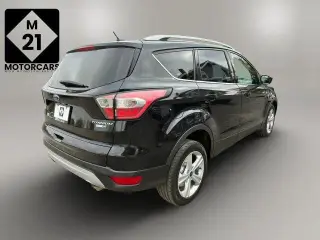 Ford Escape 2017 con tracción en las fouraz y Titanium 4dr SUV