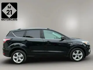Ford Escape 2017 con tracción en las fouraz y Titanium 4dr SUV
