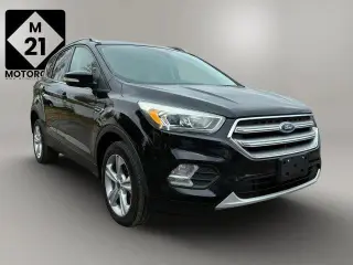 Ford Escape 2017 con tracción en las fouraz y Titanium 4dr SUV