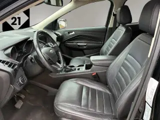 Ford Escape 2017 con tracción en las fouraz y Titanium 4dr SUV