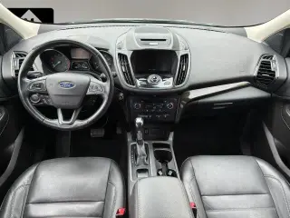 Ford Escape 2017 con tracción en las fouraz y Titanium 4dr SUV