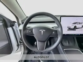 Tesla Model Y 2025 AWD Largo Alcance, 4 puertas, Crossover
