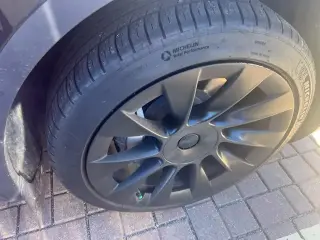 Tesla Model Y 2023 AWD Long Range 4dr Crossover