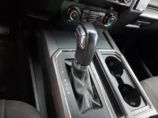 Ford F-150 2019 4x4 XLT 4dr SuperCrew con plataforma de 5.5 pies de largo.