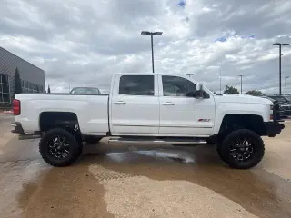 Chevrolet Silverado 2500HD 2017 4x4 LTZ 4dr Crew Cab SB