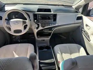 Toyota Sienna 2013 LE 7-Pasajeros Asiento de Acceso Automático 4dr Mini-Van