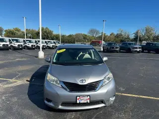 Toyota Sienna 2013 LE 7-Pasajeros Asiento de Acceso Automático 4dr Mini-Van