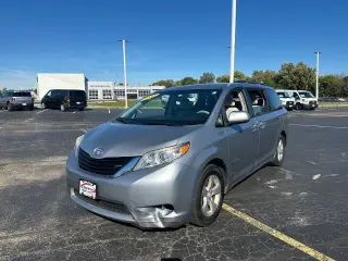 Toyota Sienna 2013 LE 7-Pasajeros Asiento de Acceso Automático 4dr Mini-Van
