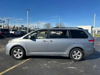 Toyota Sienna 2013 LE 7-Pasajeros Asiento de Acceso Automático 4dr Mini-Van