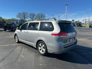 Toyota Sienna 2013 LE 7-Pasajeros Asiento de Acceso Automático 4dr Mini-Van