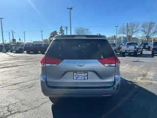 Toyota Sienna 2013 LE 7-Pasajeros Asiento de Acceso Automático 4dr Mini-Van