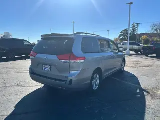 Toyota Sienna 2013 LE 7-Pasajeros Asiento de Acceso Automático 4dr Mini-Van