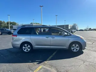 Toyota Sienna 2013 LE 7-Pasajeros Asiento de Acceso Automático 4dr Mini-Van