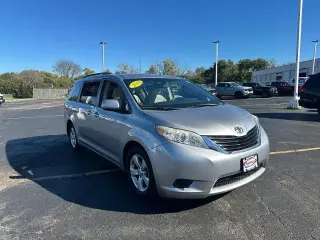 Toyota Sienna 2013 LE 7-Pasajeros Asiento de Acceso Automático 4dr Mini-Van