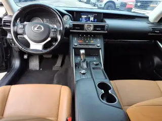 Sedán Lexus IS 300 2020 AWD 4p