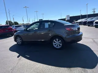 Mazda Mazda3 2011 i Touring 4dr Sedan 5M