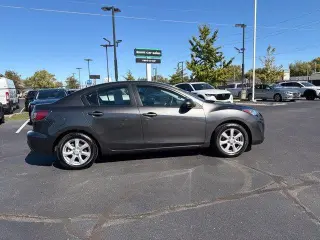 Mazda Mazda3 2011 i Touring 4dr Sedan 5M