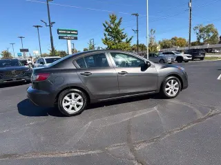 Mazda Mazda3 2011 i Touring 4dr Sedan 5M