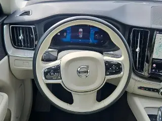Volvo XC60 2023 AWD B5 Plus Bright Theme SUV de 4 puertas
