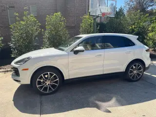 Porsche Cayenne 2020 tracción en las cuatro ruedas SUV de 4 puertas
