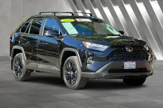 Toyota RAV4 2025 AWD XLE Premium 4dr SUV