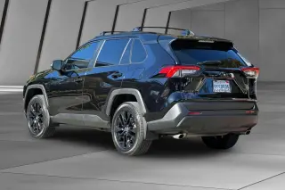 Toyota RAV4 2025 AWD XLE Premium 4dr SUV