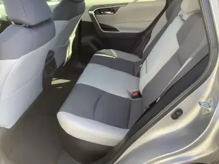 Toyota RAV4 híbrido 2022 con transmisión automática y tracción en las cuatro ruedas, XLE, 4 puertas, SUV