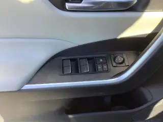 Toyota RAV4 híbrido 2022 con transmisión automática y tracción en las cuatro ruedas, XLE, 4 puertas, SUV
