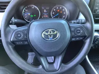 Toyota RAV4 híbrido 2022 con transmisión automática y tracción en las cuatro ruedas, XLE, 4 puertas, SUV