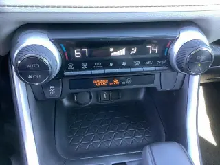 Toyota RAV4 híbrido 2022 con transmisión automática y tracción en las cuatro ruedas, XLE, 4 puertas, SUV