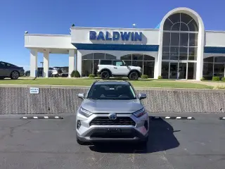 Toyota RAV4 híbrido 2022 con transmisión automática y tracción en las cuatro ruedas, XLE, 4 puertas, SUV