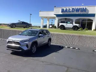 Toyota RAV4 híbrido 2022 con transmisión automática y tracción en las cuatro ruedas, XLE, 4 puertas, SUV