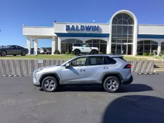 Toyota RAV4 híbrido 2022 con transmisión automática y tracción en las cuatro ruedas, XLE, 4 puertas, SUV