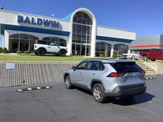 Toyota RAV4 híbrido 2022 con transmisión automática y tracción en las cuatro ruedas, XLE, 4 puertas, SUV