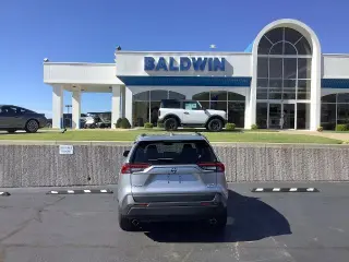 Toyota RAV4 híbrido 2022 con transmisión automática y tracción en las cuatro ruedas, XLE, 4 puertas, SUV