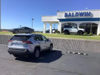 Toyota RAV4 híbrido 2022 con transmisión automática y tracción en las cuatro ruedas, XLE, 4 puertas, SUV