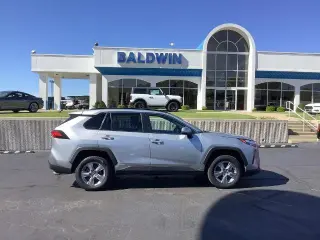 Toyota RAV4 híbrido 2022 con transmisión automática y tracción en las cuatro ruedas, XLE, 4 puertas, SUV