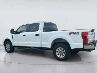 Ford F-250 Super Duty 2022 4x4 XL 4 puertas Crew Cab Caja Corta de 6.8 pies Pickup
