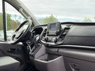Furgón de carga Ford Transit 2025 250 3 puertas SWB Tech Rojo Bajo